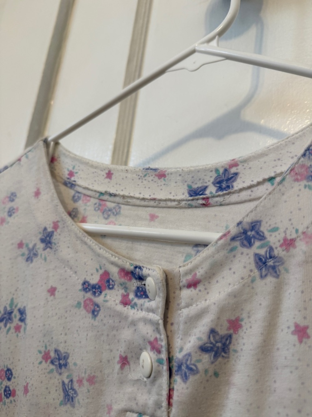Light Floral Henley Tee in White with Pink & Blue Flowers vintage large - Picture 5 of 10